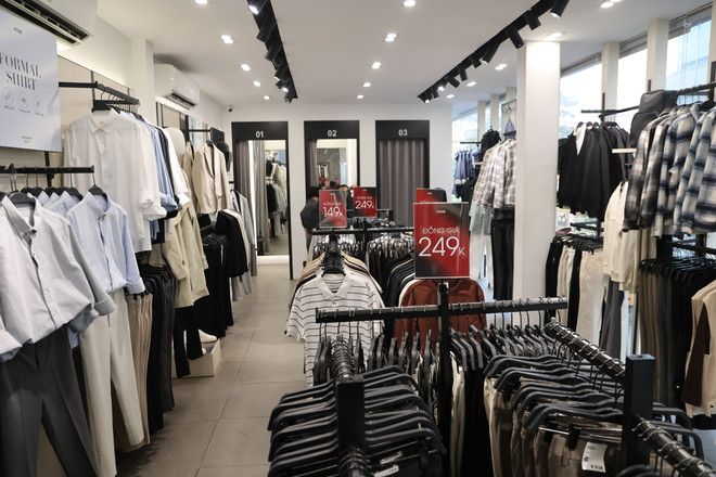 Nhiều sản phẩm thời trang, mỹ phẩm, hàng hoá đang được giảm giá cực sâu trong Black Friday. (Ảnh: Minh Hiếu/Vietnam+) vnp_bf2024-2.jpg