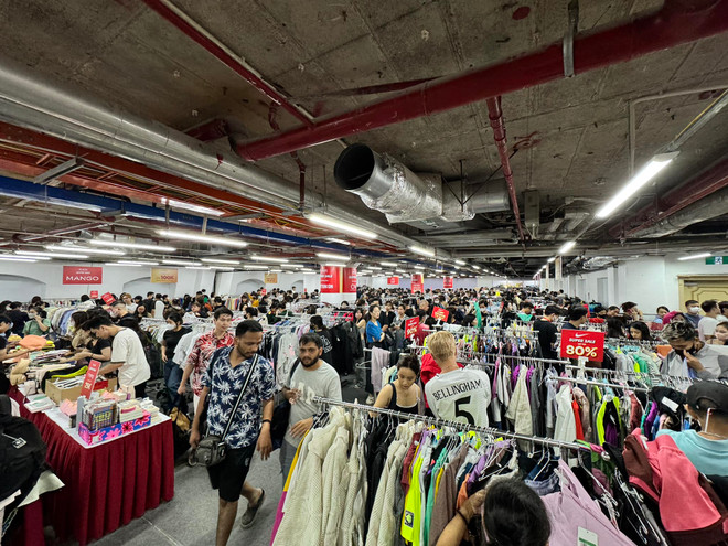 Một số người tiêu dùng cho hay Black Friday chủ yếu là dịp để xả hàng tồn kho nên không thu hút người dùng. (Ảnh: PV/Vietnam+) 465761931_10222133960578053_1540285708719889355_n.jpg