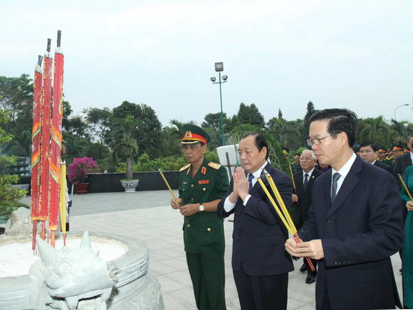 Lãnh đạo TP.HCM viếng nghĩa trang và dâng hương Chủ tịch Hồ Chí Minh ảnh 1
