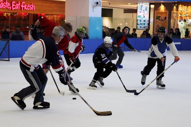 Đây là lần đầu tiên diễn ra một trận hockey trên băng tại Hà Nội (Nguồn: TTXVN) Giao đấu hữu nghị khúc côn cầu trên băng Việt Nam-Canada ảnh 1