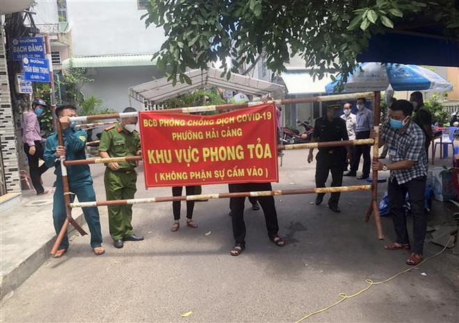 Lực lượng chức năng khẩn trương phong tỏa ổ dịch COVID-19 tại tổ 18, khu vực 4, phường Hải Cảng, thành phố Quy Nhơn. (Ảnh: Nguyên Linh/TTXVN) Quy Nhơn: Xuất hiện ổ dịch 45 ca mắc COVID-19 tại 5 phường ảnh 1