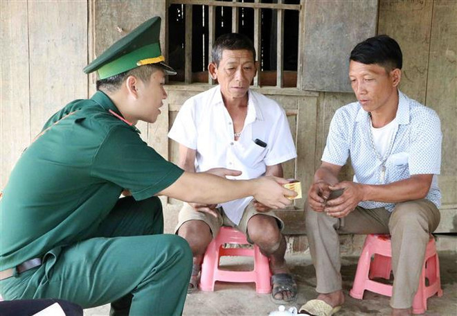 Cán bộ chiến sỹ Đồn Biên phòng Huổi Luông xuống cơ sở tuyên truyền về tác hại ma túy kết hợp với phát thuốc miễn phí cho bà con nhân dân. (Ảnh: Công Tuyên/TTXVN) Cuộc chiến quyết liệt 'chặn dòng' vận chuyển ma túy vào nội địa ảnh 1