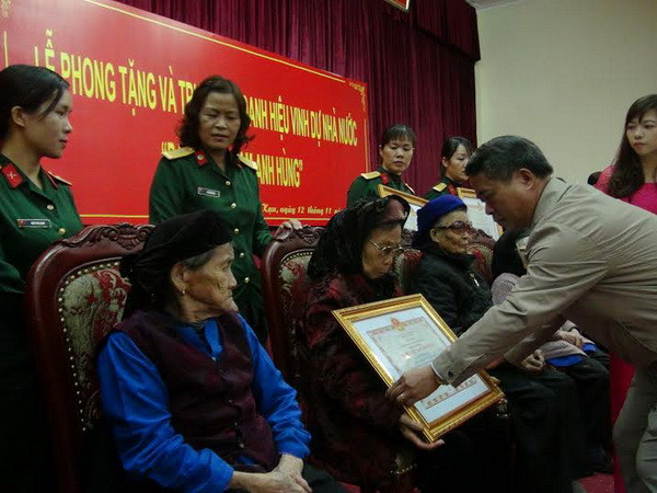 Bắc Kạn, Hà Tĩnh phong tặng, truy tặng Bà mẹ Việt Nam Anh hùng ảnh 1