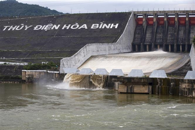 Thủy điện Hòa Bình. (Ảnh: Trọng Đạt/TTXVN) Đóng 1 cửa xả đáy hồ Hòa Bình, theo dõi chặt chẽ diễn biến mưa lũ ảnh 1