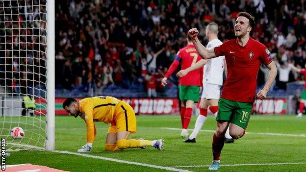 Jota lập công giúp Bồ Đào Nha chiến thắng. (Nguồn: Getty Images) Thua Bắc Macedonia, tuyển Italy tan giấc mộng World Cup 2022 ảnh 2