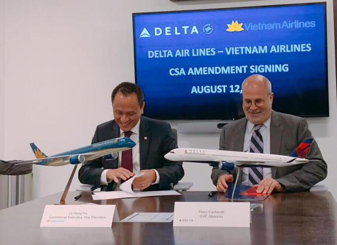 Lãnh đạo 2 hãng hàng không Vietnam Airlines hoặc Delta Air Lines ký kết mở rộng hợp tác kết nối Việt Nam-Mỹ. (Ảnh: VNA cung cấp) Khách Vietnam Airlines có thể sử dụng dịch vụ của hàng không Mỹ ảnh 1