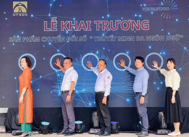 Bấm nút khai trương sản phẩm thuyết minh đa ngôn ngữ tại Di sản Văn hóa Thế giới Mỹ Sơn. (Ảnh: Đoàn Hữu Trung/TTXVN) Di sản Thế giới Mỹ Sơn: Khai trương sản phẩm thuyết minh đa ngôn ngữ ảnh 2