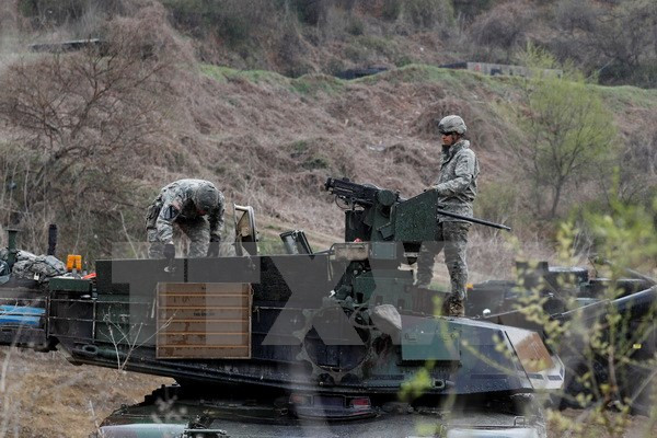 Binh sỹ Mỹ và Hàn Quốc trong cuộc tập trận tại Paju, Gyeonggi-do, Hàn Quốc. (Nguồn: EPA/TTXVN) Các lực lượng Mỹ tại Hàn Quốc tăng cường kho vũ khí tấn công ảnh 1