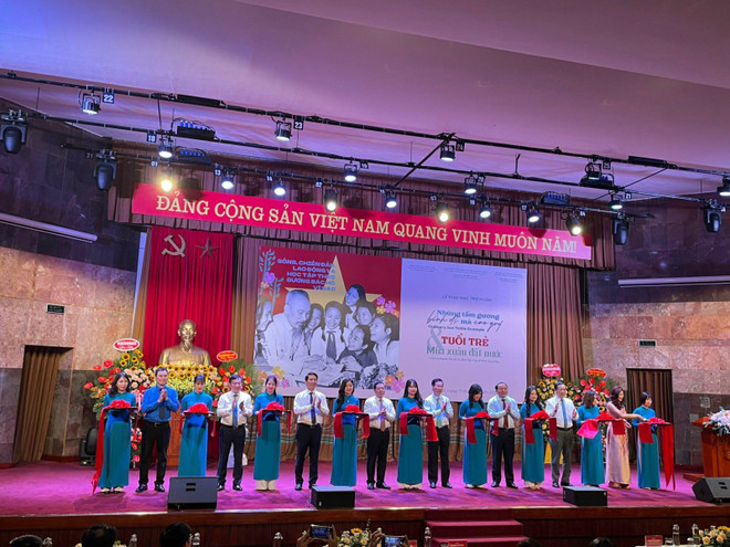 Khai mạc triển lãm “Những tấm gương bình dị mà cao quý” ảnh 1