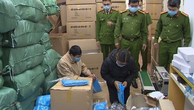 Phạt tù 4 đối tượng trong đường dây buôn bán trang phục phòng dịch giả ảnh 1