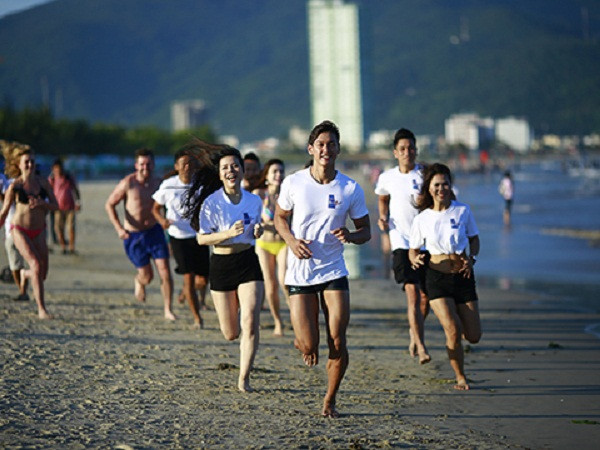 8.000 người tham gia chạy bộ “Đôi chân trần trên biển Đà Nẵng" ảnh 1