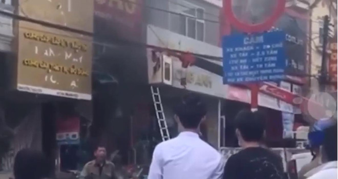 Nhân viên Điện lực Lào Cai giải cứu ngoạn mục 2 em bé trong biển lửa ảnh 1