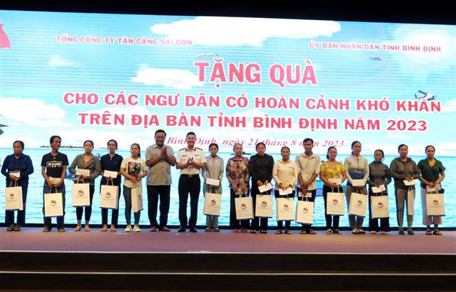 Tân Cảng Sài Gòn nhận đỡ đầu con ngư dân có hoàn cảnh khó khăn ảnh 2