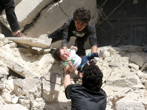 Biểu tình quy mô lớn phản đối sự hiện diện của quân đội Mỹ ở Bắc Syria ảnh 1