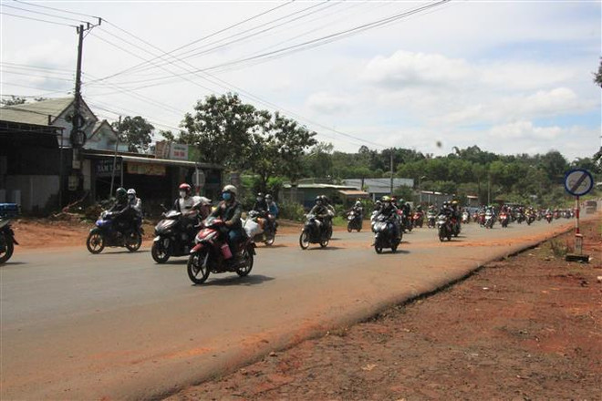 Bình Phước gấp rút sửa đường cho người dân về quê an toàn ảnh 1