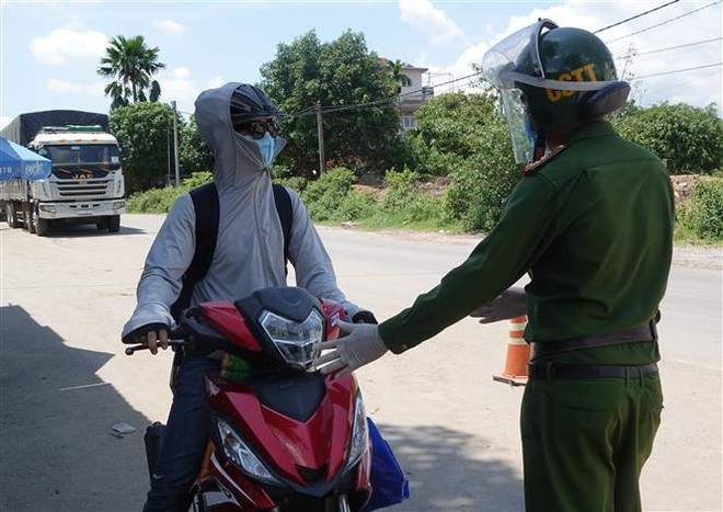 Người Quảng Nam đã tiêm 2 mũi không phải xét nghiệm khi vào Đà Nẵng ảnh 1