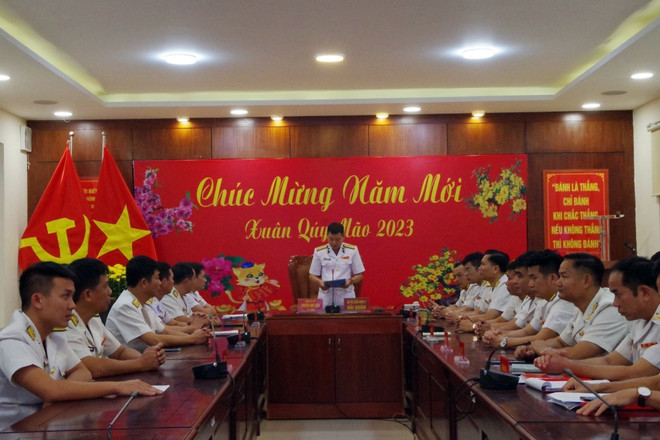 Thiếu tá Quân nhân chuyên nghiệp Lê Văn Luyện gửi lời thăm và động viên vợ con. (Ảnh: TTXVN phát) Bộ Tư lệnh Vùng 2 Hải quân chúc Tết các đơn vị trực trên biển ảnh 2