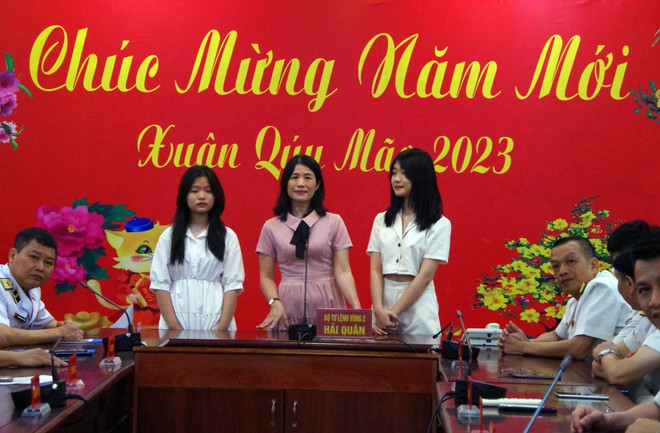 Chị Đỗ Thị Hiền và 2 con gái của Thiếu tá Quân nhân chuyên nghiệp Lê Văn Luyện xúc động chia sẻ. (Ảnh: TTXVN phát) Bộ Tư lệnh Vùng 2 Hải quân chúc Tết các đơn vị trực trên biển ảnh 3
