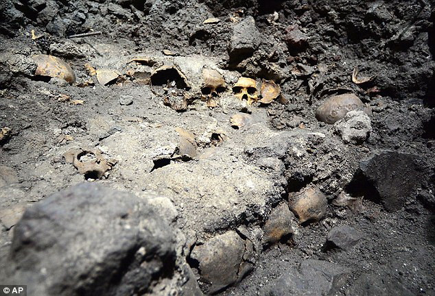 Hãi hùng khi phát hiện “giá treo chiến lợi phẩm” toàn sọ người ảnh 1