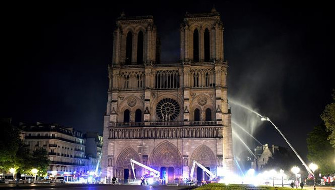 Lính cứu hỏa nỗ lực dập lửa tại hiện trường vụ cháy Nhà thờ Đức Bà ở Paris, Pháp tối 15/4/2019. (Ảnh: AFP/TTXVN) Video cận cảnh lính cứu hỏa chữa cháy tại Nhà thờ Đức Bà Paris ảnh 1