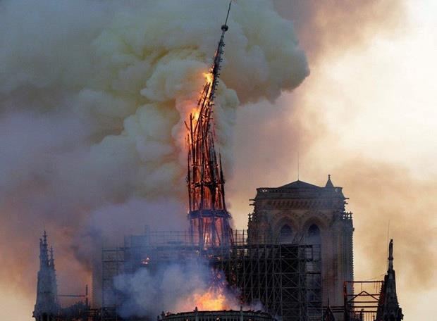 Khoảnh khắc người dân Paris sững sờ khi tháp Nhà thờ Đức Bà đổ sập ảnh 1