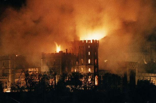 Hỏa hoạn tại lâu đài Windsor, phía Tây London, Anh ngày 20/11/1992. (Nguồn: The Mirror) Điểm lại những vụ hỏa hoạn thiêu rụi các di sản văn hóa thế giới ảnh 3