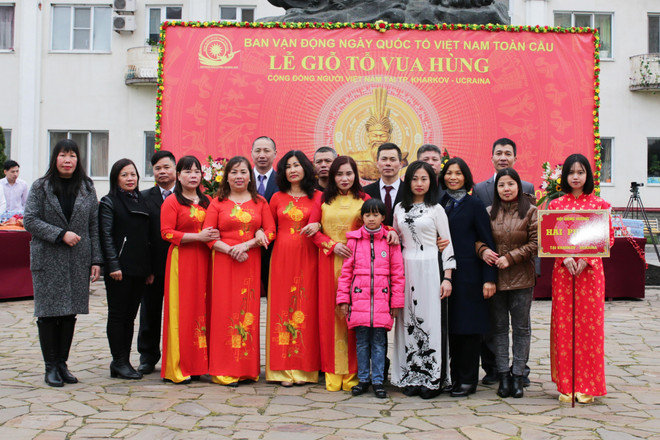 Nhập mô tả cho ảnhĐại diện 11 hội đồng hương các tỉnh tại Kharkov và các tổ chức hội đoàn tham dự Lễ Giỗ Tổ Hùng Vương. (Ảnh: Dương Trí/TTXVN) Ấm cúng Lễ Giỗ Tổ Vua Hùng 2019 của cộng đồng người Việt ở Kharkov ảnh 1