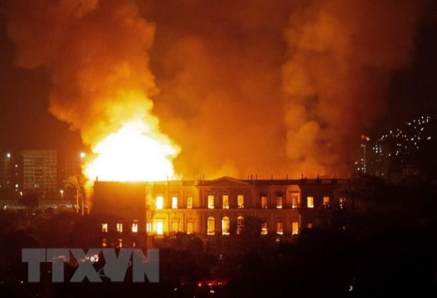 Hiện trường vụ hỏa hoạn tại Bảo tàng quốc gia Brazil ở Rio de Janeiro ngày 2/9. (Ảnh: AFP/TTXVN) Điểm lại những vụ hỏa hoạn thiêu rụi các di sản văn hóa thế giới ảnh 1