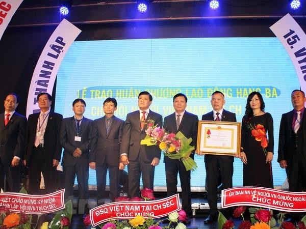 Hội người Việt tại Cộng hòa Séc đón nhận Huân chương Lao động hạng Ba năm 2014. (Ảnh: Ngọc Mai/Vietnam+) Hội người Việt Nam tại CH Séc hướng tới kỷ niệm 20 năm thành lập ảnh 1
