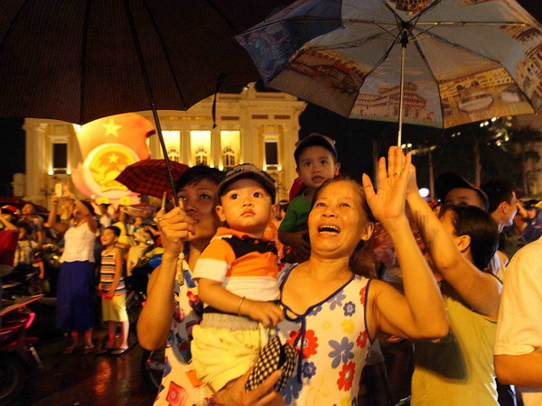 Hà Nội chật kín người đến xem pháo hoa trong cơn mưa ảnh 1