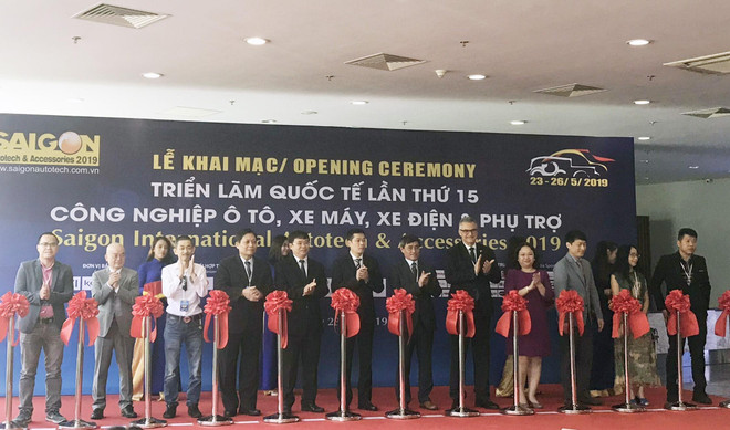 Khách tham quan triển lãm. (Ảnh: Mỹ Phương/TTXVN) Tận dụng cơ hội phát triển ngành công nghiệp ôtô-xe máy Việt Nam ảnh 1
