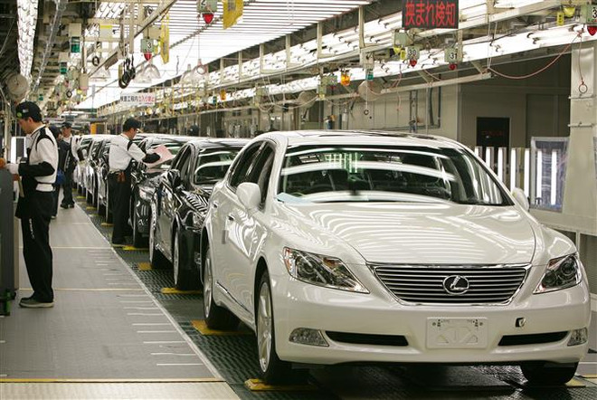 Ôtô mới lắp ráp tại một nhà máy của Toyota ở Aichi, Nhật Bản. (Ảnh: AFP/TTXVN) Nhật Bản: 12 nhà máy Toyota ngừng hoạt động do lỗi hệ thống máy tính ảnh 1