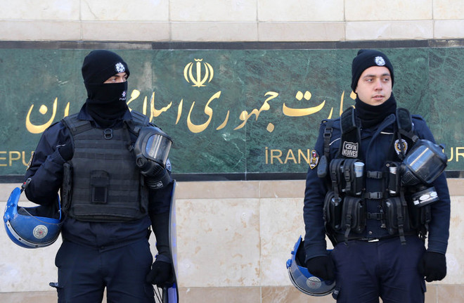 Cảnh sát Thổ Nhĩ Kỳ đứng gác bên ngoài Đại sứ quán Iran tại Ankara. (Nguồn: Getty) Iran đóng cửa tất cả các lãnh sự quán trên toàn Thổ Nhĩ Kỳ ảnh 1