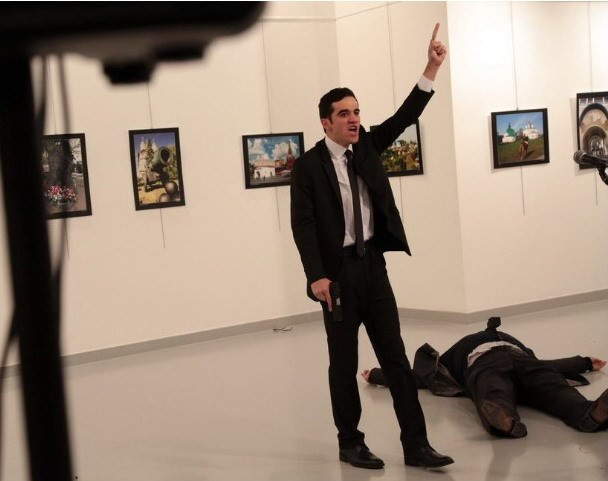 Mevlut Mert Altintas, kẻ đã sát hại Đại sứ Nga Andrei Karlov. (Nguồn: cbsnews.com) Các nước Trung Đông-Bắc Phi lên án vụ sát hại Đại sứ Nga ảnh 1