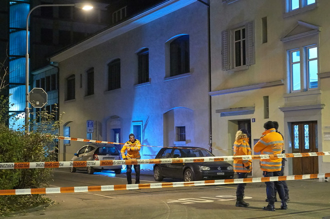 Cảnh sát điều tra tại hiện trường vụ xả súng tại Zurich. (Nguồn: AFP/TTXVN) Thụy Sĩ: Kẻ nổ súng tại Trung tâm Hồi giáo Zurich đã chết ảnh 1