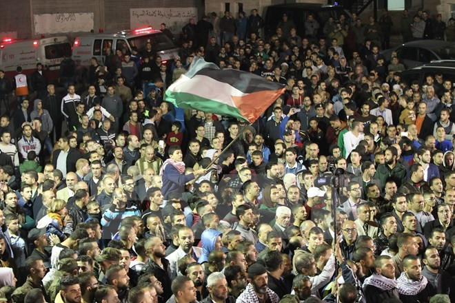 Người dân Palestine. (Ảnh: AFP/TTXVN) Liên hợp quốc kêu gọi viện trợ 547 triệu USD cho người Palestine ảnh 1