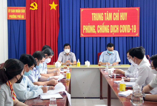 Ban Chỉ đạo phòng, chống dịch COVID-19 tỉnh Ninh Thuận làm việc với phường Phước Mỹ, thành phố Phan Rang-Tháp Chàm về công tác phòng, chống dịch COVID-19. (Ảnh: Công Thử/TTXVN) Ninh Thuận khẩn trương truy vết các trường hợp liên quan đến ca F0 ảnh 2
