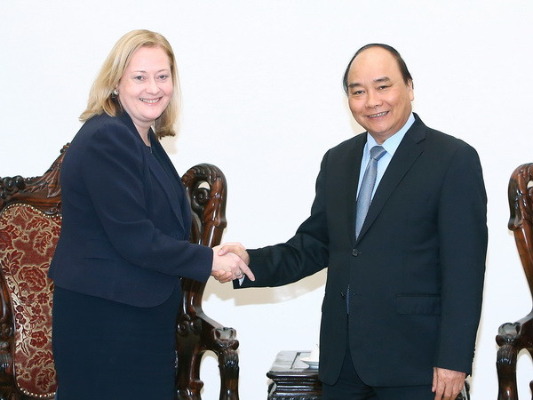 Thủ tướng Nguyễn Xuân Phúc tiếp Đại sứ Cộng hòa Ireland Cait Moran đến chào xã giao nhân nhận nhiệm kỳ công tác tại Việt Nam. (Ảnh: Thống Nhất/TTXVN) Thủ tướng tiếp Đại sứ Cộng hòa Ireland và Đại sứ Timor Leste ảnh 1
