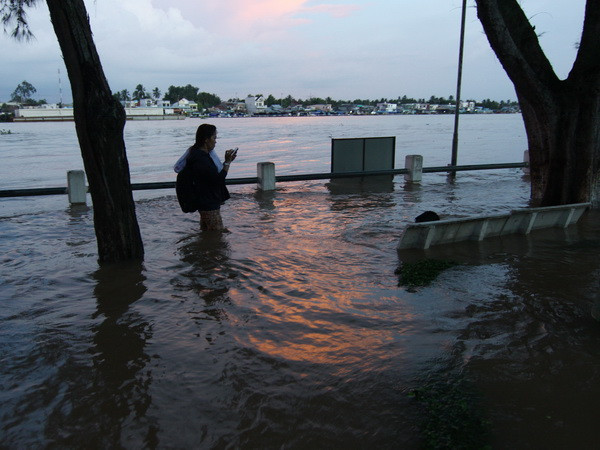 Cần Thơ: Cảnh báo đỉnh triều vượt báo động III, đường ngập nặng ảnh 1
