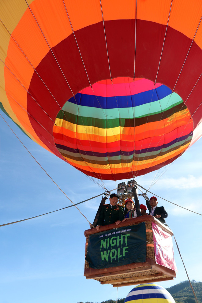 Kon Tum: Háo hức bay khinh khí cầu cùng Anh hùng Phạm Tuân ảnh 2