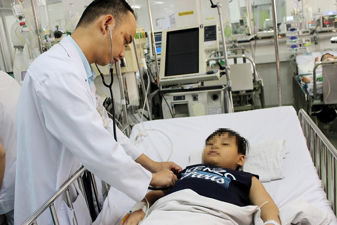 Một bệnh nhi phải cắt bỏ phổi do nuốt bóng đèn led đồ chơi ảnh 1