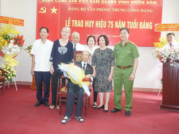 Nguyên Bí thư TW Đảng Trần Quốc Hương nhận Huy hiệu 75 năm tuổi Đảng ảnh 1