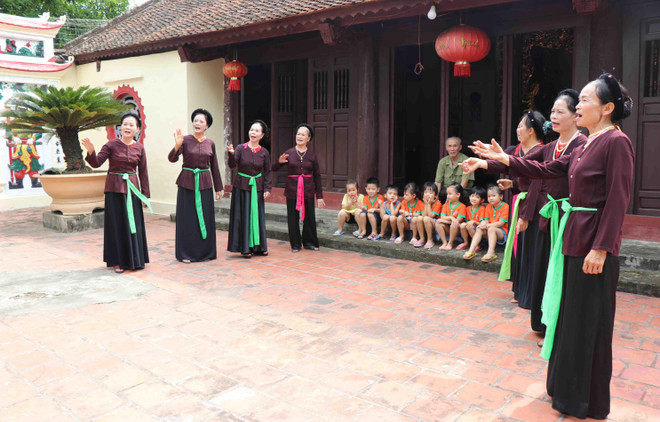 Các liền chị biểu diễn trống quân Bùi Xá. (Ảnh: Diệp Trương/TTXVN) Độc đáo di sản nghệ thuật hát Trống quân Bùi Xá ở Bắc Ninh ảnh 1