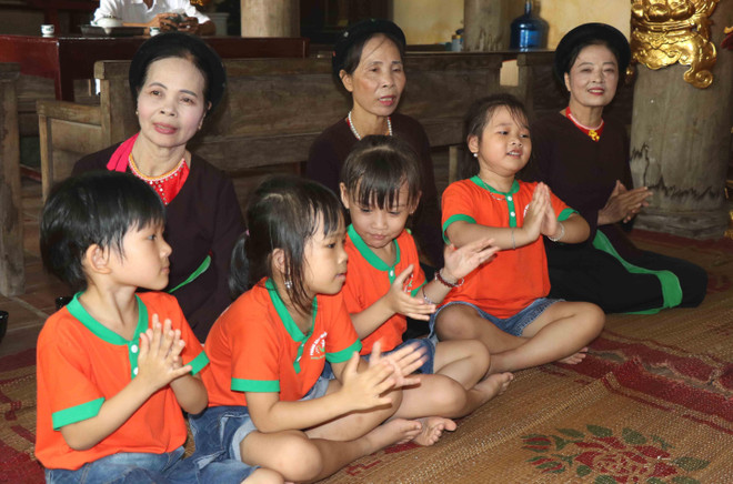 (Ảnh: Diệp Trương/TTXVN) Độc đáo di sản nghệ thuật hát Trống quân Bùi Xá ở Bắc Ninh ảnh 2