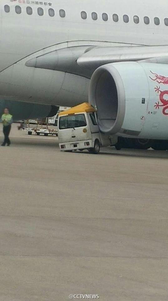Hành khách gặp rắc rối lớn vì xe ôtô đâm vào động cơ máy bay ảnh 3