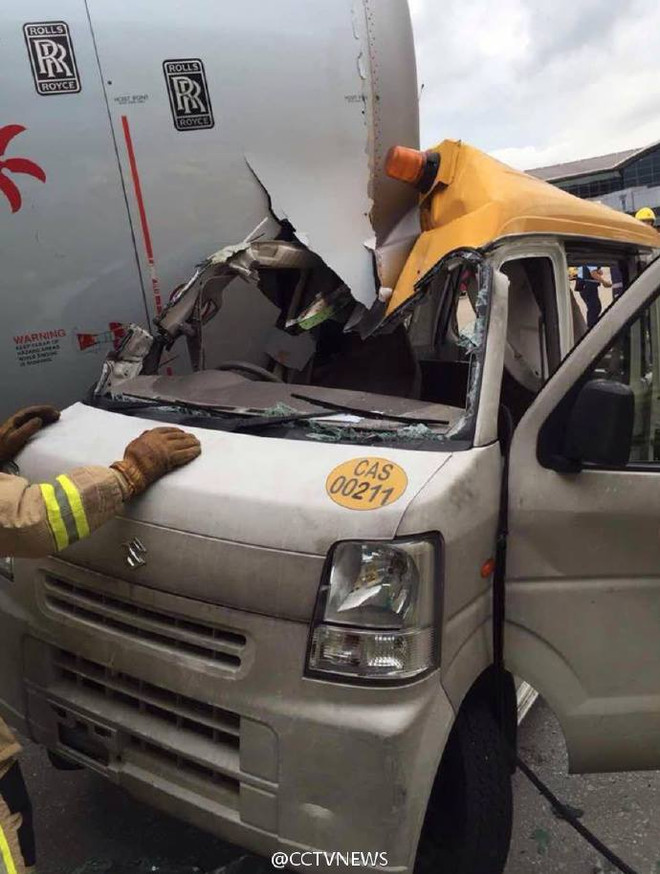 Hành khách gặp rắc rối lớn vì xe ôtô đâm vào động cơ máy bay ảnh 2