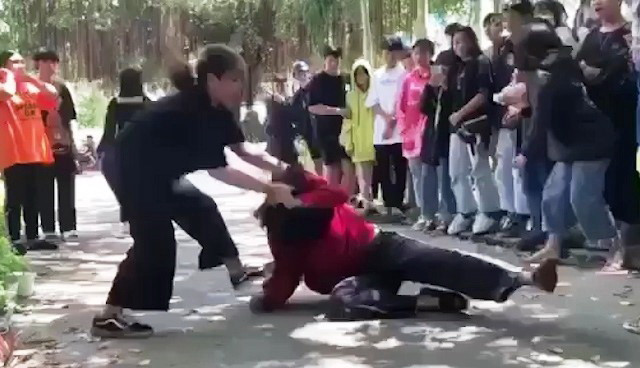 Công an vào cuộc làm rõ hành vi vô cớ đánh nữ sinh 16 tuổi ảnh 1