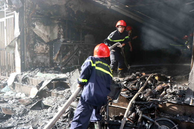 Hỏa hoạn thiêu rụi một cửa hàng kinh doanh quần áo ở thành phố Huế ảnh 1