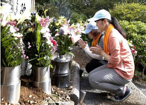Người dân Nhật Bản tưởng niệm các nạn nhân thiệt mạng trong thảm họa hàng không cách đây 34 năm. (Nguồn: Kyodo) Nhật Bản tưởng niệm 520 nạn nhân vụ tai nạn máy bay thảm khốc ảnh 1