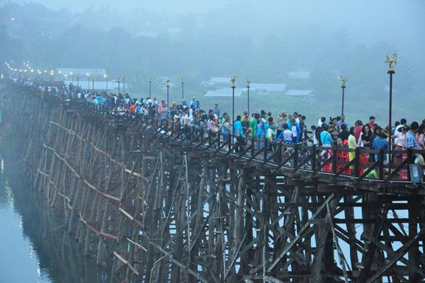 Toàn cảnh cầu Mon. (Nguồn: bangkokpost.com) Cây cầu gỗ dài nhất của Thái Lan có nguy cơ bị sập đổ do mưa lũ ảnh 2